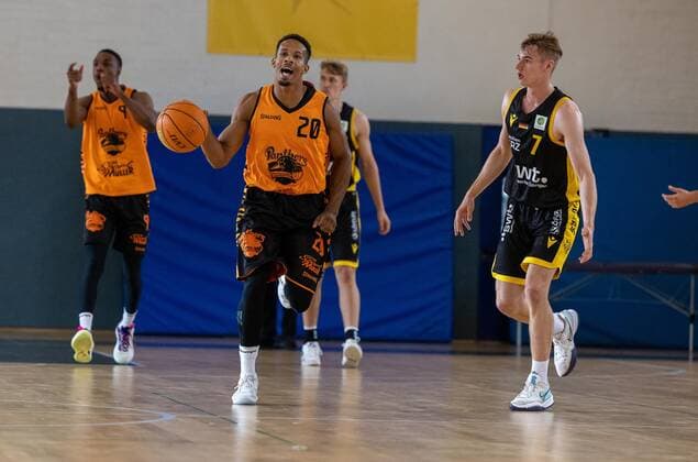 Kelvin Okundaye (Wiha Panthers Schwenningen, 20)¨¨Tigers Tuebingen vs. WIHA Panthers Schwenningen, 2. Basketball, Bundesliga, Pro A, Barmer 2 Basketball, Testspiel, Spielzeit 2021 2022, 28.08.2021, ¨¨ Tigers Tuebingen - WIHA Panthers Schwenningen, 2. Basketball, 2. Bundesliga, Barmer 2 Basketball, Testspiel, Spielzeit 2021 2022, 28.08.2021 Tuebingen Copyright: xDennisxDuddek xEibnerxPressefotox EP_DDK