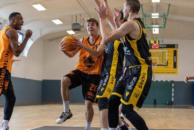 Lennard Larysz (Wiha Panthers Schwenningen, 26) ¨¨Tigers Tuebingen vs. WIHA Panthers Schwenningen, 2. Basketball, Bundesliga, Pro A, Barmer 2 Basketball, Testspiel, Spielzeit 2021 2022, 28.08.2021, ¨¨ Tigers Tuebingen - WIHA Panthers Schwenningen, 2. Basketball, 2. Bundesliga, Barmer 2 Basketball, Testspiel, Spielzeit 2021 2022, 28.08.2021 Tuebingen Copyright: xDennisxDuddek xEibnerxPressefotox EP_DDK
