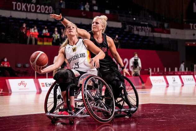Tokyo 2020 Paralympic Games (Rollstuhlbasketball), 28.08.2021 TOKYO, JAPAN 28. August - Rollstuhlbasketball, Deutschland gegen Kanada Damen, an Tag 4 der Tokyo 2020 Paralympic Games am 28.08.2021 in der Ariake Arena in Tokyo Japan. Svenja Mayer ( 13, Deutschland), Kady Dandeneau ( 13, Kanada) Copyright: xBEAUTIFULxSPORTS Wunderlx