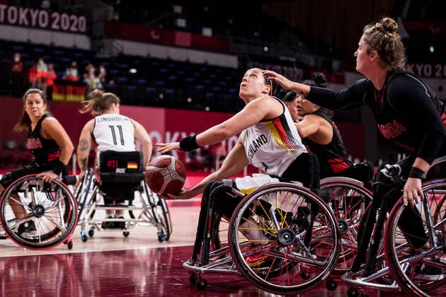 Tokyo 2020 Paralympic Games (Rollstuhlbasketball), 28.08.2021 TOKYO, JAPAN 28. August - Rollstuhlbasketball, Deutschland gegen Kanada Damen, an Tag 4 der Tokyo 2020 Paralympic Games am 28.08.2021 in der Ariake Arena in Tokyo Japan. Anne Patzwald ( 7, Deutschland), Arinn Young ( 6, Kanada) Copyright: xBEAUTIFULxSPORTS Wunderlx