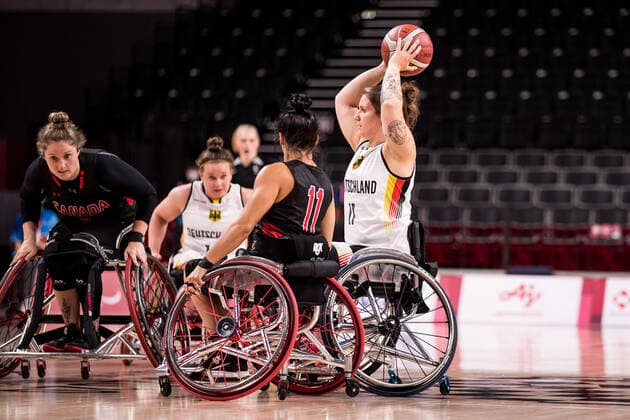 Tokyo 2020 Paralympic Games (Rollstuhlbasketball), 28.08.2021 TOKYO, JAPAN 28. August - Rollstuhlbasketball, Deutschland gegen Kanada Damen, an Tag 4 der Tokyo 2020 Paralympic Games am 28.08.2021 in der Ariake Arena in Tokyo Japan. Tara Llanes ( 11, Kanada), Maya Lindholm ( 11, Deutschland) Copyright: xBEAUTIFULxSPORTS Wunderlx