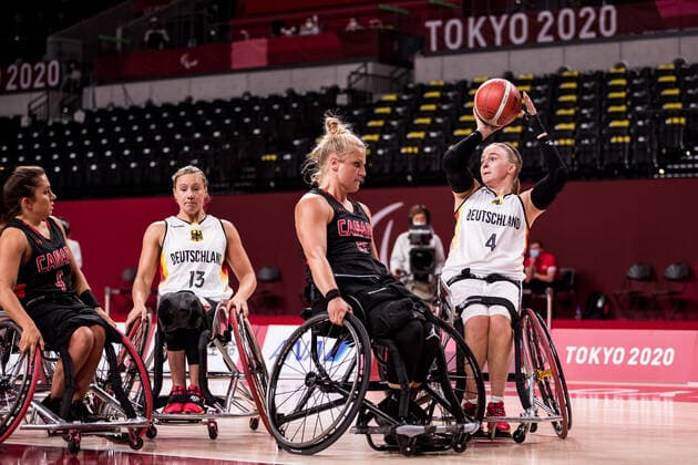 Tokyo 2020 Paralympic Games (Rollstuhlbasketball), 28.08.2021 TOKYO, JAPAN 28. August - Rollstuhlbasketball, Deutschland gegen Kanada Damen, an Tag 4 der Tokyo 2020 Paralympic Games am 28.08.2021 in der Ariake Arena in Tokyo Japan. Kady Dandeneau ( 13, Kanada), Mareike Miller ( 4, Deutschland) Copyright: xBEAUTIFULxSPORTS Wunderlx