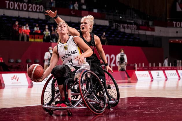 Tokyo 2020 Paralympic Games (Rollstuhlbasketball), 28.08.2021 TOKYO, JAPAN 28. August - Rollstuhlbasketball, Deutschland gegen Kanada Damen, an Tag 4 der Tokyo 2020 Paralympic Games am 28.08.2021 in der Ariake Arena in Tokyo Japan. Svenja Mayer ( 13, Deutschland), Kady Dandeneau ( 13, Kanada) Copyright: xBEAUTIFULxSPORTS Wunderlx