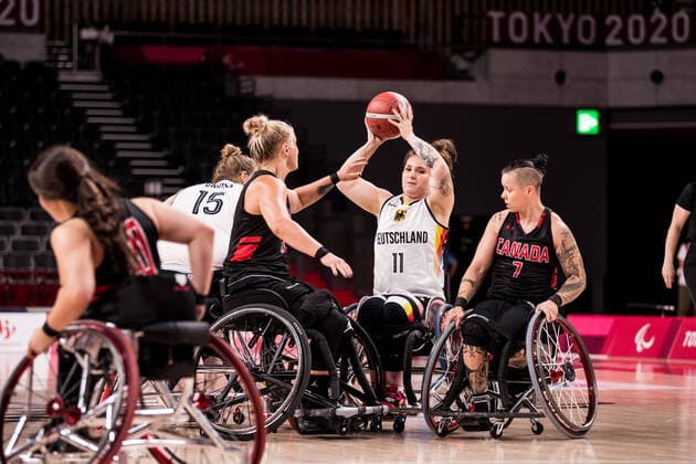 Tokyo 2020 Paralympic Games (Rollstuhlbasketball), 28.08.2021 TOKYO, JAPAN 28. August - Rollstuhlbasketball, Deutschland gegen Kanada Damen, an Tag 4 der Tokyo 2020 Paralympic Games am 28.08.2021 in der Ariake Arena in Tokyo Japan. Kady Dandeneau ( 13, Kanada), Maya Lindholm ( 11, Deutschland), Cindy Ouellet ( 7, Kanada) Copyright: xBEAUTIFULxSPORTS Wunderlx