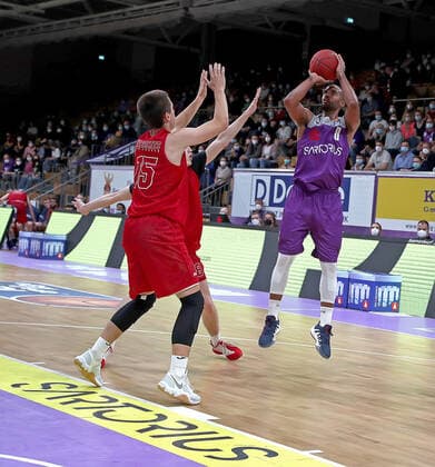 GSD zje123 Easy Credit Basketball BBL BG Göttingen - Paderborn Göttingens Akeem Vargas (am Ball) gegen Paderborns Adrian Petkovic