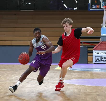 GSD zje123 Easy Credit Basketball BBL BG Göttingen - Paderborn Göttingens Kamar Baldwin (am Ball) gegen Paderborns Peter Hemschemeier