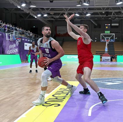 GSD zje123 Easy Credit Basketball BBL BG Göttingen - Paderborn Göttingens Harper Kamp (am Ball) gegen Paderborns Jens Grossmann