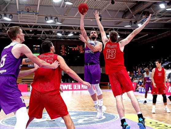 GSD zje123 Easy Credit Basketball BBL BG Göttingen - Paderborn Göttingens Harper Kamp (am Ball) gegen Paderborns Jens Grossmann
