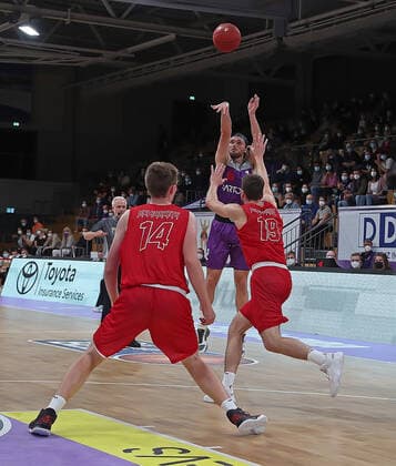 GSD zje123 Easy Credit Basketball BBL BG Göttingen - Paderborn Göttingens Jake Toolson (am Ball) gegen Paderborns Johannes Konradt (rechts) und Benedict Dernbach