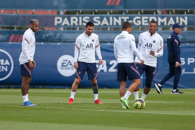 Paris, Frankreich am 28. August 2021, Training Paris Saint Germain Saison 2021 22 v.l., Neymar (Paris Saint-Germain), Marco Verratti (Paris Saint-Germain), Leonel Messi (Paris Saint-Germain), Kylian Mbappe (Paris Saint-Germain), beim Aufwärmen, Warm-up Copyright: HMBxMediax AntonioxBorga