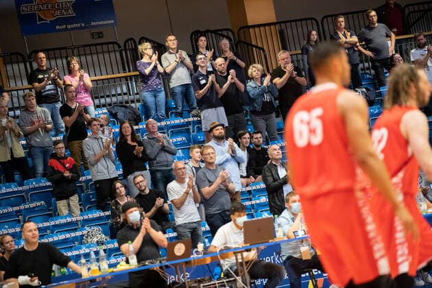 Testspiel Saison 2021 2022 Basketball Medipolis SC Jena vs s.Oliver Würzburg am 28.8.2021. Erstes Spiel mit Zuschauer in der Sparkassen Arena seit 1 1 2 Jahren. Erstmals wieder Zuschauer auf der Tribüne. Sparkassen Arena Jena