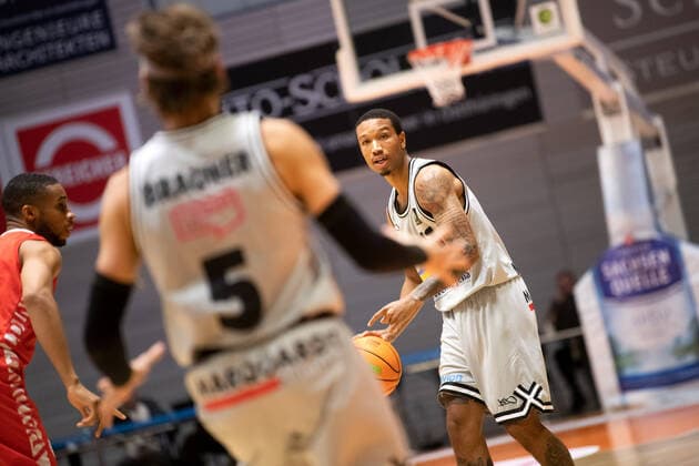 Testspiel Saison 2021 2022 Basketball Medipolis SC Jena vs s.Oliver Würzburg am 28.8.2021. Erstes Spiel mit Zuschauer in der Sparkassen Arena seit 1 1 2 Jahren. rechts: Rayshawn Simmons (Jena) am Ball Sparkassen Arena Jena