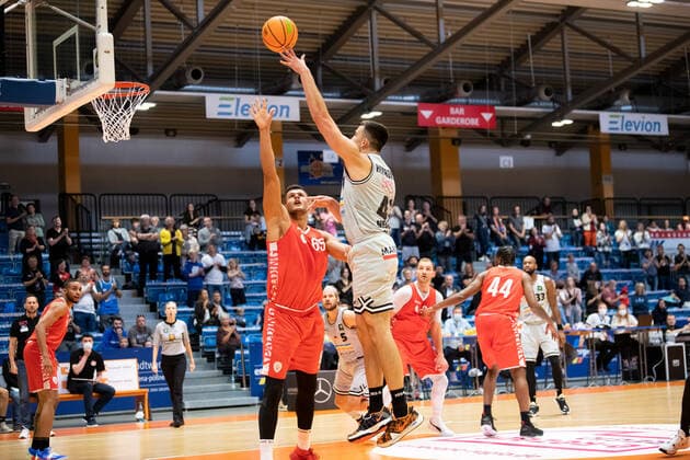 Testspiel Saison 2021 2022 Basketball Medipolis SC Jena vs s.Oliver Würzburg am 28.8.2021. Erstes Spiel mit Zuschauer in der Sparkassen Arena seit 1 1 2 Jahren. v.re. Alexander Herrera (Jena) mit dem Wurf gegen Filip Stanic (Würzburg) Sparkassen Arena Jena