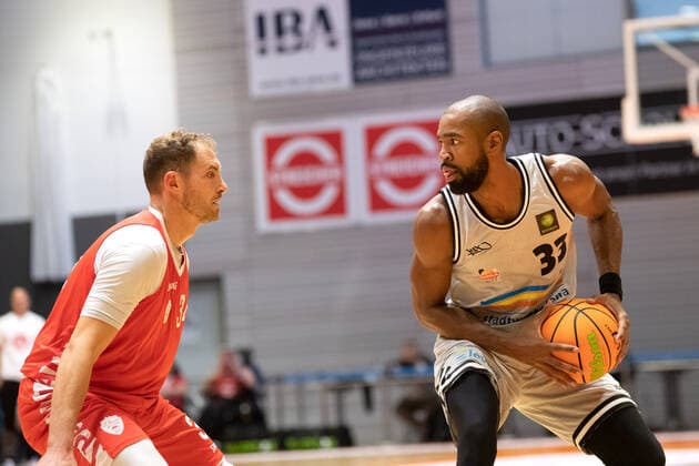 Testspiel Saison 2021 2022 Basketball Medipolis SC Jena vs s.Oliver Würzburg am 28.8.2021. Erstes Spiel mit Zuschauer in der Sparkassen Arena seit 1 1 2 Jahren. v.re. Brandon Thomas (Jena) am Ball gegen Felix Hoffmann (Würzburg) Sparkassen Arena Jena