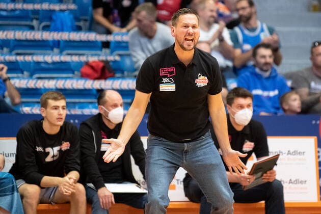 Testspiel Saison 2021 2022 Basketball Medipolis SC Jena vs s.Oliver Würzburg am 28.8.2021. Erstes Spiel mit Zuschauer in der Sparkassen Arena seit 1 1 2 Jahren. Trainer Domenik Reinboth (Jena) energisch an der Seitenlinie, Portrait Sparkassen Arena Jena