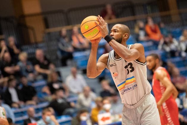 Testspiel Saison 2021 2022 Basketball Medipolis SC Jena vs s.Oliver Würzburg am 28.8.2021. Erstes Spiel mit Zuschauer in der Sparkassen Arena seit 1 1 2 Jahren. Brandon Thomas (Jena) beim Freiwurf, Portrait Sparkassen Arena Jena