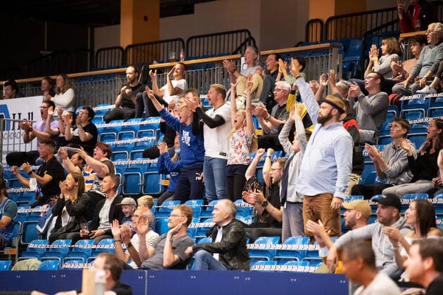 Testspiel Saison 2021 2022 Basketball Medipolis SC Jena vs s.Oliver Würzburg am 28.8.2021. Erstes Spiel mit Zuschauer in der Sparkassen Arena seit 1 1 2 Jahren. Fans jubeln auf der Tribüne Sparkassen Arena Jena