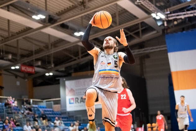 Testspiel Saison 2021 2022 Basketball Medipolis SC Jena vs s.Oliver Würzburg am 28.8.2021. Erstes Spiel mit Zuschauer in der Sparkassen Arena seit 1 1 2 Jahren. Nico Brauner (Jena), mit dem Korbleger Sparkassen Arena Jena