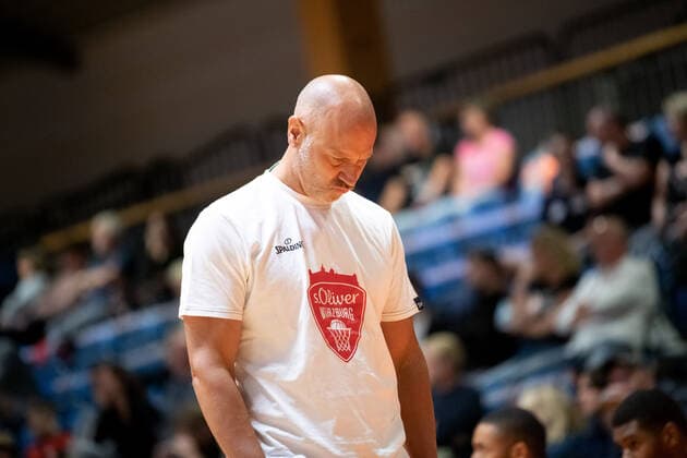 Testspiel Saison 2021 2022 Basketball Medipolis SC Jena vs s.Oliver Würzburg am 28.8.2021. Erstes Spiel mit Zuschauer in der Sparkassen Arena seit 1 1 2 Jahren. Trainer Denis Wucherer (Würzburg) nachdenklich, Portrait Sparkassen Arena Jena