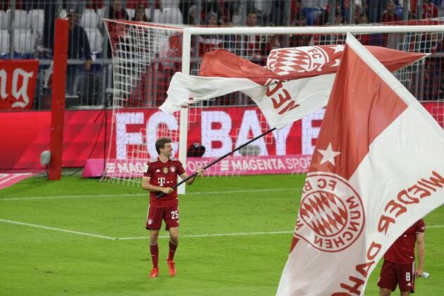 Thomas Mueller 25 (FC Bayern Muenchen) schwenkt die Fahne, FC Bayern Muenchen vs. Hertha BSC Berlin, 1. Bundesliga, 3. Spieltag, 28.08.2021 DFB regulations prohibit any use of photographs as image sequences and or quasi-video Muenchen Bayern Deutschland