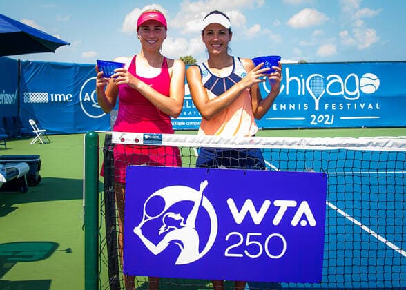 August 28, 2021, CHICAGO, UNITED STATES: Raluca Olaru of Romania & Nadiia Kichenok of Ukraine with their champions trophies after the doubles final the 2021 WTA, Tennis Damen Chicago Womens Open WTA 250 tennis tournament CHICAGO UNITED STATES - ZUMAa181 20210828_zaa_a181_050 Copyright: xRobxPrangex