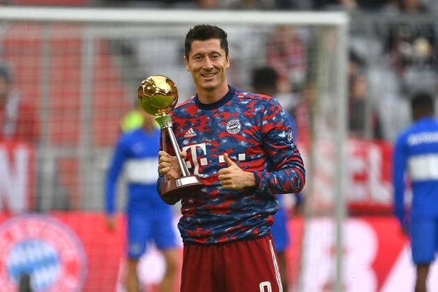 Robert LEWANDOWSKI (Bayern Muenchen), Ehrung mit der Trophaee, Cup Weltfussballer des Jahres, Einzelbild,angeschnittenes Einzelmotiv, Halbfigur,halbe Figur. Fussball 1. Bundesliga Saison 2021 2022, 3.Spieltag, Spieltag03 FC Bayern Muenchen-Hertha BSC Berlin 5-0 am 28.08.2021, A L L I A N Z A R E N A Muenchen.