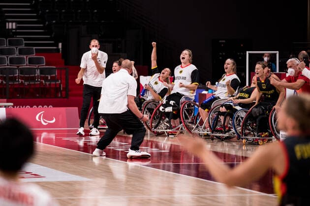Tokyo 2020 Paralympic Games (Rollstuhlbasketball), 29.08.2021 TOKYO, JAPAN 29. August - Rollstuhlbasketball, Japan gegen Deutschland Damen, an Tag 5 der Tokyo 2020 Paralympic Games am 29.08.2021 in der Ariake Arena in Tokyo Japan. Dennis Nohl (Head Coach Deutschland) und Andre Hopp (Assistant Coach Deutschland) springen vor Freude. Die Mannschaft jubelt. Copyright: xBEAUTIFULxSPORTS Wunderlx