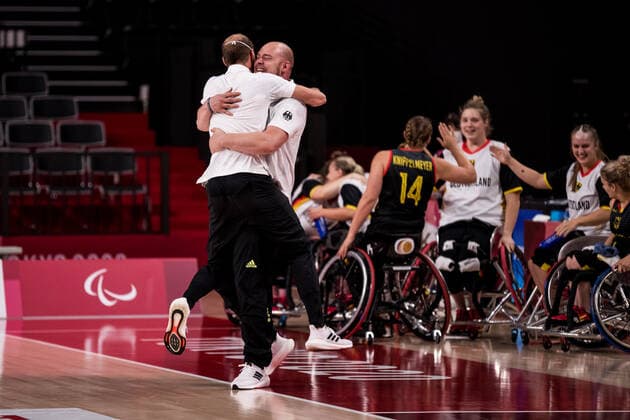 Tokyo 2020 Paralympic Games (Rollstuhlbasketball), 29.08.2021 TOKYO, JAPAN 29. August - Rollstuhlbasketball, Japan gegen Deutschland Damen, an Tag 5 der Tokyo 2020 Paralympic Games am 29.08.2021 in der Ariake Arena in Tokyo Japan. Dennis Nohl (Head Coach Deutschland) und Andre Hopp (Assistant Coach Deutschland) springen vor Freude. Die Mannschaft jubelt. Copyright: xBEAUTIFULxSPORTS Wunderlx