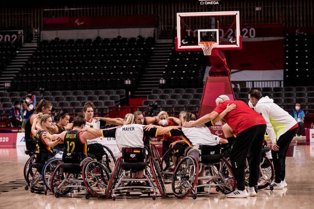 Tokyo 2020 Paralympic Games (Rollstuhlbasketball), 29.08.2021 TOKYO, JAPAN 29. August - Rollstuhlbasketball, Japan gegen Deutschland Damen, an Tag 5 der Tokyo 2020 Paralympic Games am 29.08.2021 in der Ariake Arena in Tokyo Japan. Teamkreis nach dem Sieg Copyright: xBEAUTIFULxSPORTS Wunderlx