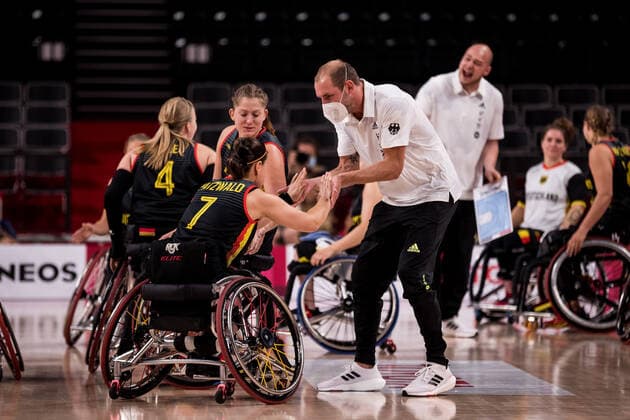 Tokyo 2020 Paralympic Games (Rollstuhlbasketball), 29.08.2021 TOKYO, JAPAN 29. August - Rollstuhlbasketball, Japan gegen Deutschland Damen, an Tag 5 der Tokyo 2020 Paralympic Games am 29.08.2021 in der Ariake Arena in Tokyo Japan. Anne Patzwald ( 7, Deutschland) und Andre Hopp (Assistant Coach Deutschland) klatschen ab Copyright: xBEAUTIFULxSPORTS Wunderlx
