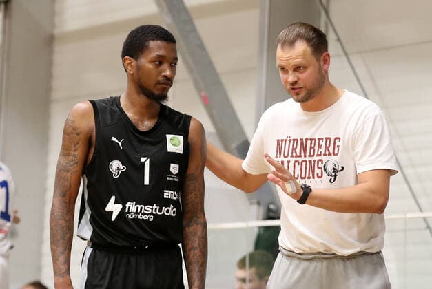 28.08.2021 - Basketball - Saison 2021 2022 - 2. Bundesliga Pro-A - Testspiel Freundschaftsspiel: Nürnberg Falcons Basketball Club NBC - USK Prag - DaMa - Dupree Mc Brayer (1, Nürnberg Falcons BC NBC ) erhält von Vytautas Buzas ( Trainer Headcoach Nürnberg Falcons BC NBC ) Anweisungen