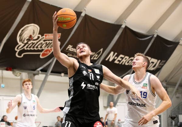 28.08.2021 - Basketball - Saison 2021 2022 - 2. Bundesliga Pro-A - Testspiel Freundschaftsspiel: Nürnberg Falcons Basketball Club NBC - USK Prag - DaMa - Benedikt Maukner (11, Nürnberg Falcons BC NBC ) Filip Petruzela (19, USK Praha Prag Basketball )