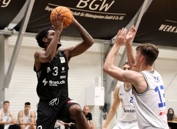 28.08.2021 - Basketball - Saison 2021 2022 - 2. Bundesliga Pro-A - Testspiel Freundschaftsspiel: Nürnberg Falcons Basketball Club NBC - USK Prag - DaMa - Antonio Lee A.J. Davis Jr. (3, Nürnberg Falcons BC NBC ) Marek Vyroubal (25, USK Praha Prag Basketball ) Dalibor Vlk (13, USK Praha Prag Basketball )