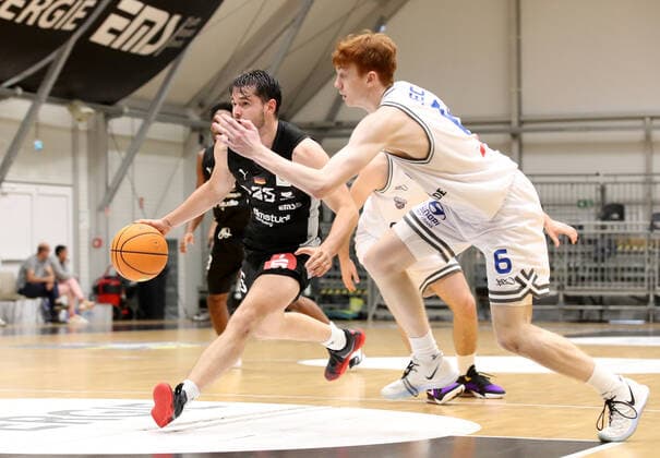 28.08.2021 - Basketball - Saison 2021 2022 - 2. Bundesliga Pro-A - Testspiel Freundschaftsspiel: Nürnberg Falcons Basketball Club NBC - USK Prag - DaMa - Tim Köpple Koepple (25, Nürnberg Falcons BC NBC ) Ondrej Svec (6, USK Praha Prag Basketball )