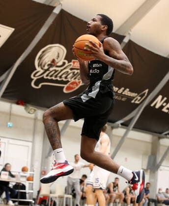 28.08.2021 - Basketball - Saison 2021 2022 - 2. Bundesliga Pro-A - Testspiel Freundschaftsspiel: Nürnberg Falcons Basketball Club NBC - USK Prag - DaMa - Dupree Mc Brayer (1, Nürnberg Falcons BC NBC ) fliegt springt Richtung Korb