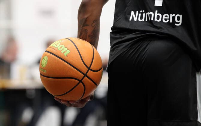28.08.2021 - Basketball - Saison 2021 2022 - 2. Bundesliga Pro-A - Testspiel Freundschaftsspiel: Nürnberg Falcons Basketball Club NBC - USK Prag - DaMa - Symbolbild Symbolfoto Feature Impression - Spieler der Nürnberg Falcons BC NBC hält Basketball Ball in der Hand