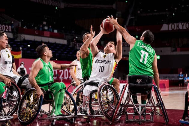 Tokyo 2020 Paralympic Games (Rollstuhlbasketball), 29.08.2021 TOKYO, JAPAN 29. August - Rollstuhlbasketball, Deutschland gegen Algerien Herren an Tag 5 der Tokyo 2020 Paralympic Games am 29.08.2021 in der Ariake Arena in Tokyo Japan. Jan Haller ( 10, Deutschland), Ayoub Badrane ( 11, Algerien) Copyright: xBEAUTIFULxSPORTS Wunderlx