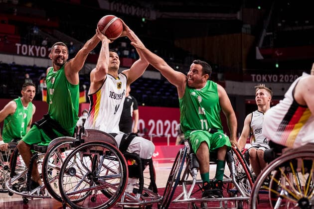 Tokyo 2020 Paralympic Games (Rollstuhlbasketball), 29.08.2021 TOKYO, JAPAN 29. August - Rollstuhlbasketball, Deutschland gegen Algerien Herren an Tag 5 der Tokyo 2020 Paralympic Games am 29.08.2021 in der Ariake Arena in Tokyo Japan. Abdenour Benredouane ( 5, Algerien), Aliaksandr Halouski ( 14, Deutschland), Ayoub Badrane ( 11, Algerien) Copyright: xBEAUTIFULxSPORTS Wunderlx