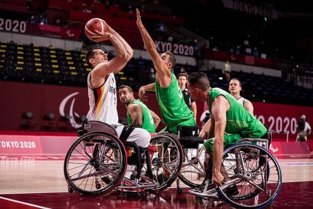 Tokyo 2020 Paralympic Games (Rollstuhlbasketball), 29.08.2021 TOKYO, JAPAN 29. August - Rollstuhlbasketball, Deutschland gegen Algerien Herren an Tag 5 der Tokyo 2020 Paralympic Games am 29.08.2021 in der Ariake Arena in Tokyo Japan. Aliaksandr Halouski ( 14, Deutschland), Abdenour Benredouane ( 5, Algerien), Abdekrim Megueddem ( 14, Algerien) Copyright: xBEAUTIFULxSPORTS Wunderlx