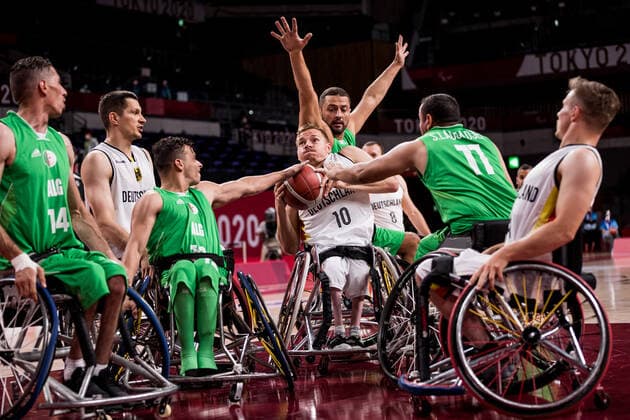 Tokyo 2020 Paralympic Games (Rollstuhlbasketball), 29.08.2021 TOKYO, JAPAN 29. August - Rollstuhlbasketball, Deutschland gegen Algerien Herren an Tag 5 der Tokyo 2020 Paralympic Games am 29.08.2021 in der Ariake Arena in Tokyo Japan. Jan Haller ( 10, Deutschland), Ayoub Badrane ( 11, Algerien), Abdenour Benredouane ( 5, Algerien) Copyright: xBEAUTIFULxSPORTS Wunderlx