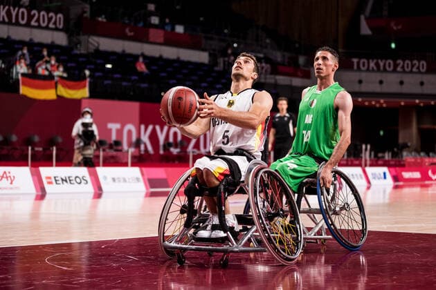 Tokyo 2020 Paralympic Games (Rollstuhlbasketball), 29.08.2021 TOKYO, JAPAN 29. August - Rollstuhlbasketball, Deutschland gegen Algerien Herren an Tag 5 der Tokyo 2020 Paralympic Games am 29.08.2021 in der Ariake Arena in Tokyo Japan. Nico Dreimueller ( 5, Deutschland), Abdekrim Megueddem ( 14, Algerien) Copyright: xBEAUTIFULxSPORTS Wunderlx