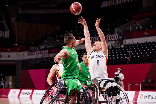 Tokyo 2020 Paralympic Games (Rollstuhlbasketball), 29.08.2021 TOKYO, JAPAN 29. August - Rollstuhlbasketball, Deutschland gegen Algerien Herren an Tag 5 der Tokyo 2020 Paralympic Games am 29.08.2021 in der Ariake Arena in Tokyo Japan. Abdekrim Megueddem ( 14, Algerien), Andre Bienek ( 8, Deutschland) Copyright: xBEAUTIFULxSPORTS Wunderlx