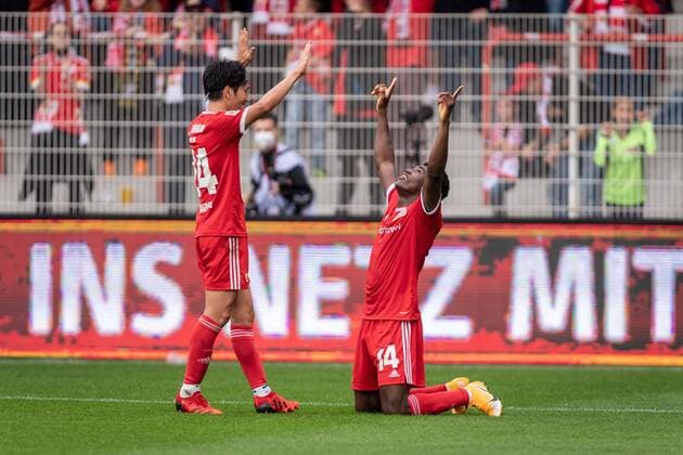 Bilder des Jahres 2021, Sport 08. August Sport Themen der Woche KW34 Fussball Berlin 29.08.2021 Saison 2021 2022 1. Bundesliga DFL 1. FC Union Berlin vs Borussia Mönchengladbach Jubel nach dem Tor zum 2:0 durch Taiwo Awoniyi (Union, No.14) Genki Haraguchi (Union, No.24) li. *** Football Berlin 29 08 2021 Season 2021 2022 1 Bundesliga DFL 1 FC Union Berlin vs Borussia Mönchengladbach Cheers after goal to 2 0 by Taiwo Awoniyi Union, No 14 Genki Haraguchi Union, No 24 li