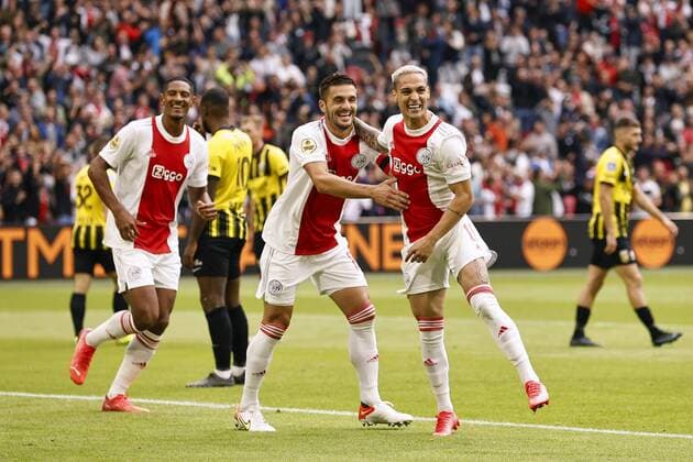 AMSTERDAM - (lr) Sebastien Haller of Ajax, Dusan Tadic of Ajax, Antony Matheus Dos Santos of Ajax celebrate the 1-0 during the Dutch Eredivisie match between Ajax and Vitesse at the Johan Cruijff ArenA on August 29, 2021 in Amsterdam, Netherlands. ANP MAURICE VAN STEEN Dutch Eredivisie 2021 2022 xVIxANPxSportx xxANPxIVx