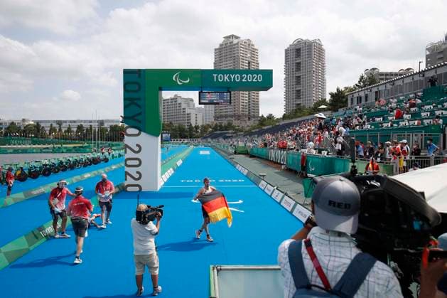 Sport Bilder des Tages TOKIO (SHINJUKU-KU), JAPAN - AUGUST 29: Martin Schulz (GER) mit Deutschlanfahne gewinnt die Goldmedaillie am Tag (+5) der Paralympics (Paralympische Spiele) Tokio 2020 waehrend der Para Triathlon Men s PTS5 Final im Odaiba Marine Park am 29.8.2021 in Tokyo-to Japan. Joachim Sielski Paralympics 2020 Finale Triathlon