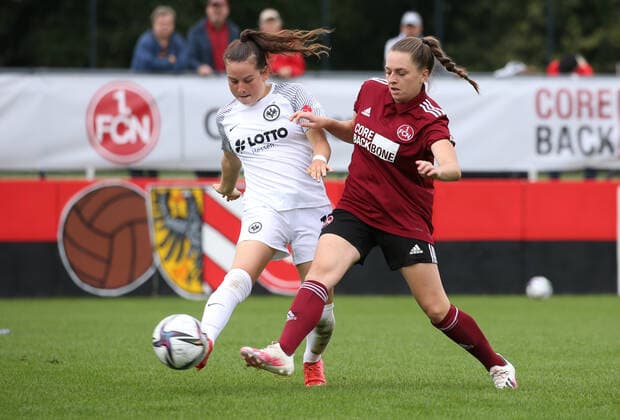 29.08.2021 - Fussball - Saison 2021 2022 - 2. Frauen-Fussball - Damen - Bundesliga - 02. Spieltag: 1. FC Nürnberg FCN ( Club ) - SG Eintracht Frankfurt II - Sportfoto Zink DaMa - Jonna Brengel (10, SG Eintracht Frankfurt II ) Luisa Richert (10, 1. FC Nürnberg FCN )