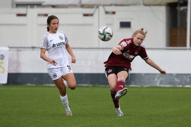 29.08.2021 - Fussball - Saison 2021 2022 - 2. Frauen-Fussball - Damen - Bundesliga - 02. Spieltag: 1. FC Nürnberg FCN ( Club ) - SG Eintracht Frankfurt II - Sportfoto Zink DaMa - Franka Weber (19, SG Eintracht Frankfurt II ) Hanna Sauer (19, 1. FC Nürnberg FCN )