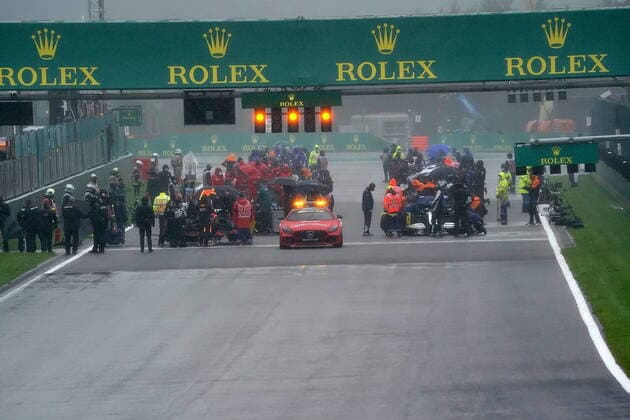 FORMULA 1 ROLEX BELGIAN GRAND PRIX 2021 29.08.2021, Circuit de Spa-Francorchamps, Spa-Franchorchamps, FORMULA 1 ROLEX BELGIAN GRAND PRIX 2021 , im Bild Die Fahrzeuge stehen in der Startaufstellung und warten auf den Start hinter dem Safety Car.