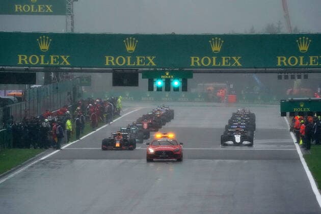 FORMULA 1 ROLEX BELGIAN GRAND PRIX 2021 29.08.2021, Circuit de Spa-Francorchamps, Spa-Franchorchamps, FORMULA 1 ROLEX BELGIAN GRAND PRIX 2021 , im Bild Die Fahrzeuge stehen in der Startaufstellung und warten auf den Start hinter dem Safety Car.