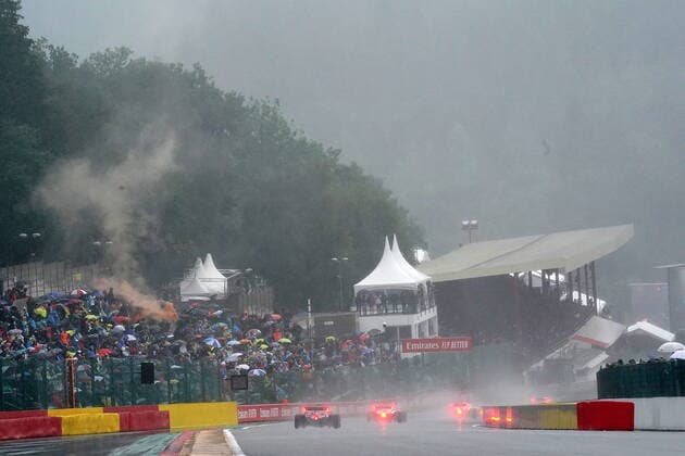 FORMULA 1 ROLEX BELGIAN GRAND PRIX 2021 29.08.2021, Circuit de Spa-Francorchamps, Spa-Franchorchamps, FORMULA 1 ROLEX BELGIAN GRAND PRIX 2021 , im Bild Die Zuaschauer feiern den Start mit Rauchbomben.